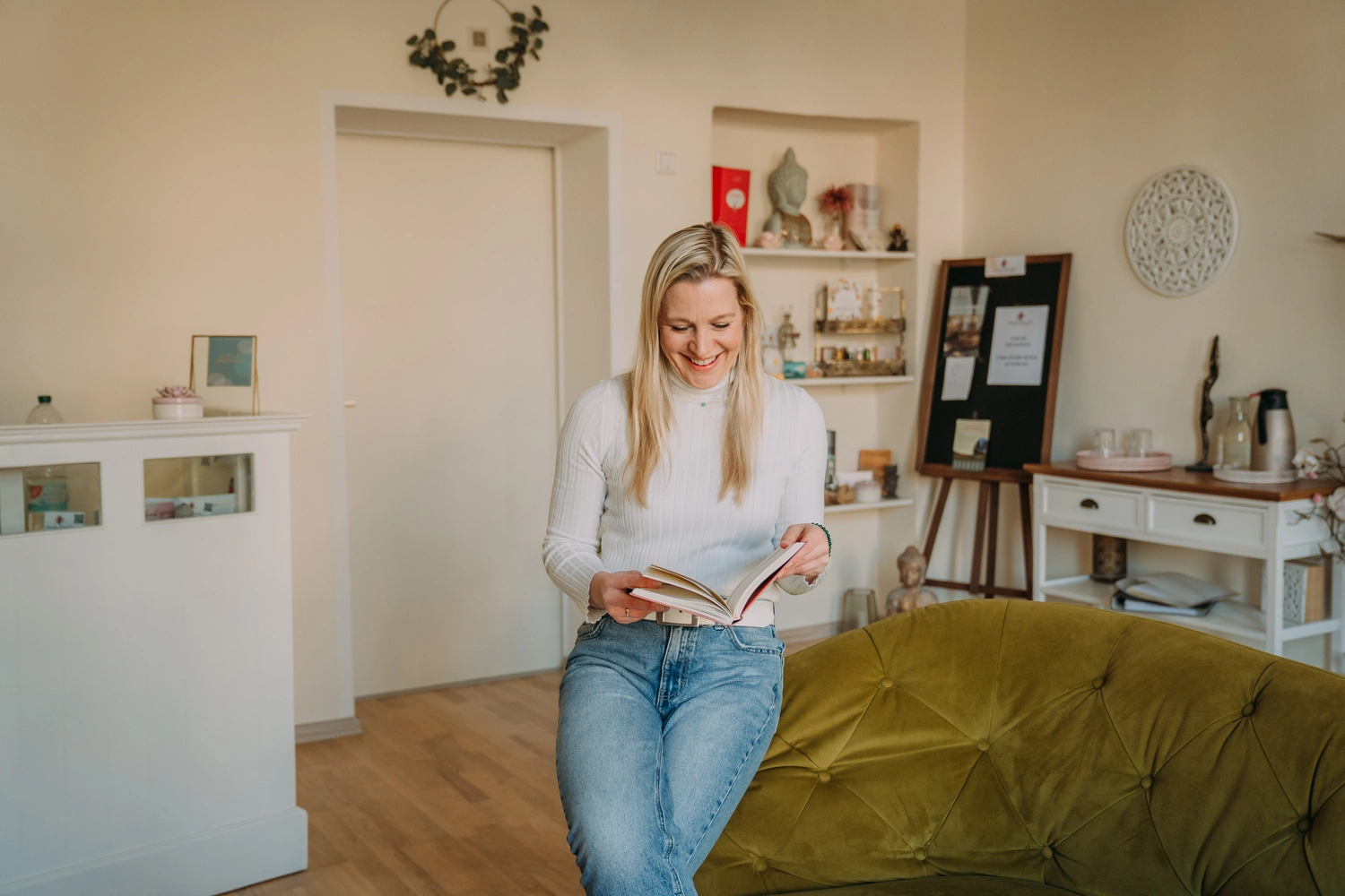 FlowMine – Begleitung, Beratung & Weiterbildung – Frau liest Buch