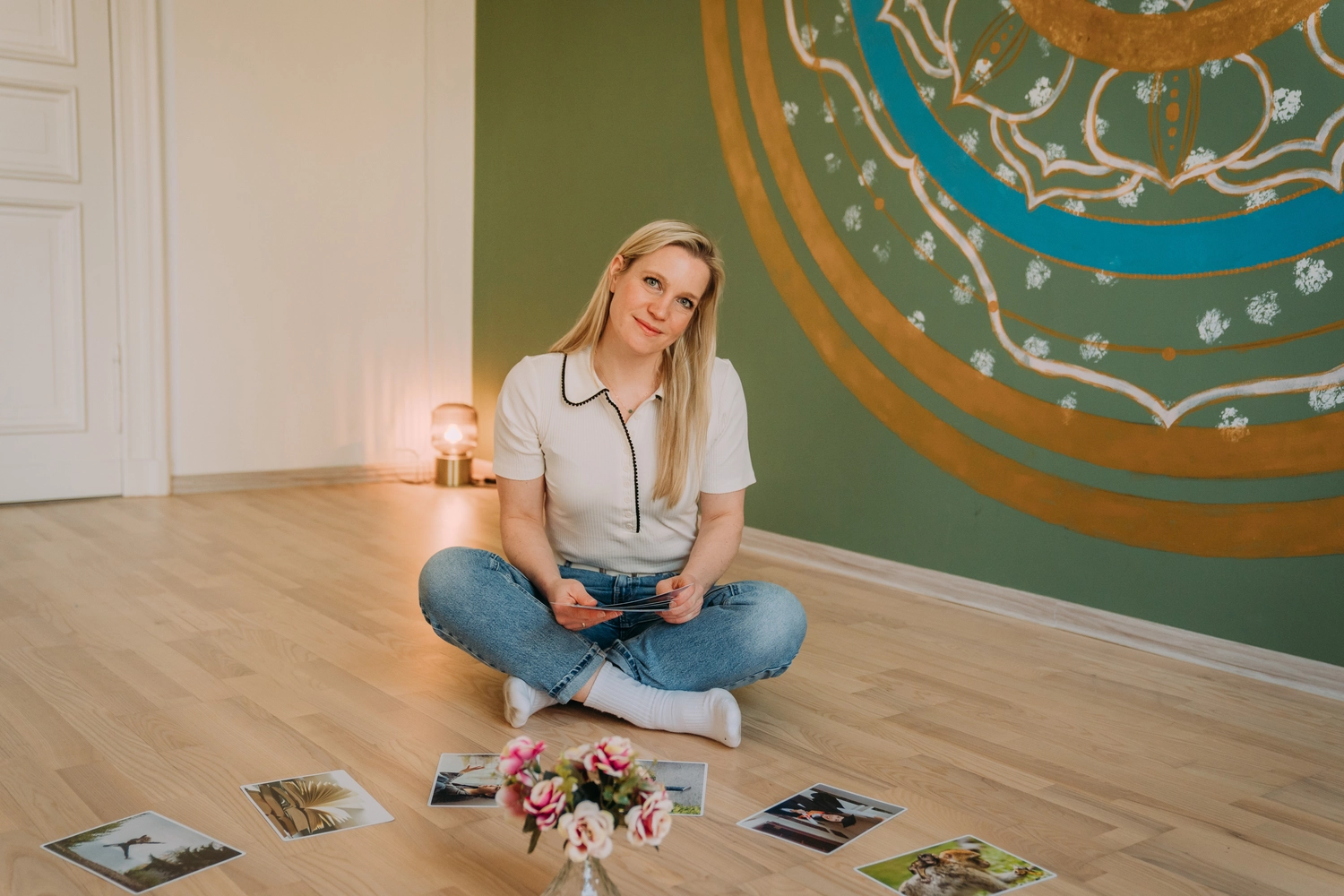FlowMine – Begleitung, Beratung & Weiterbildung – Maria hält Fotos